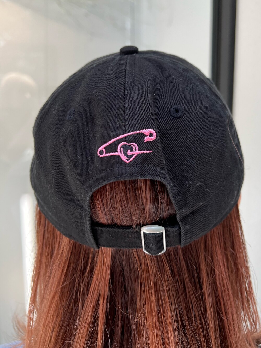 グリーン系のサロペット/オーバーオール、ブルー系のシャツ/ブラウス、ブラック系のキャップを着用したレディースの夏コーディネートの9枚目の写真