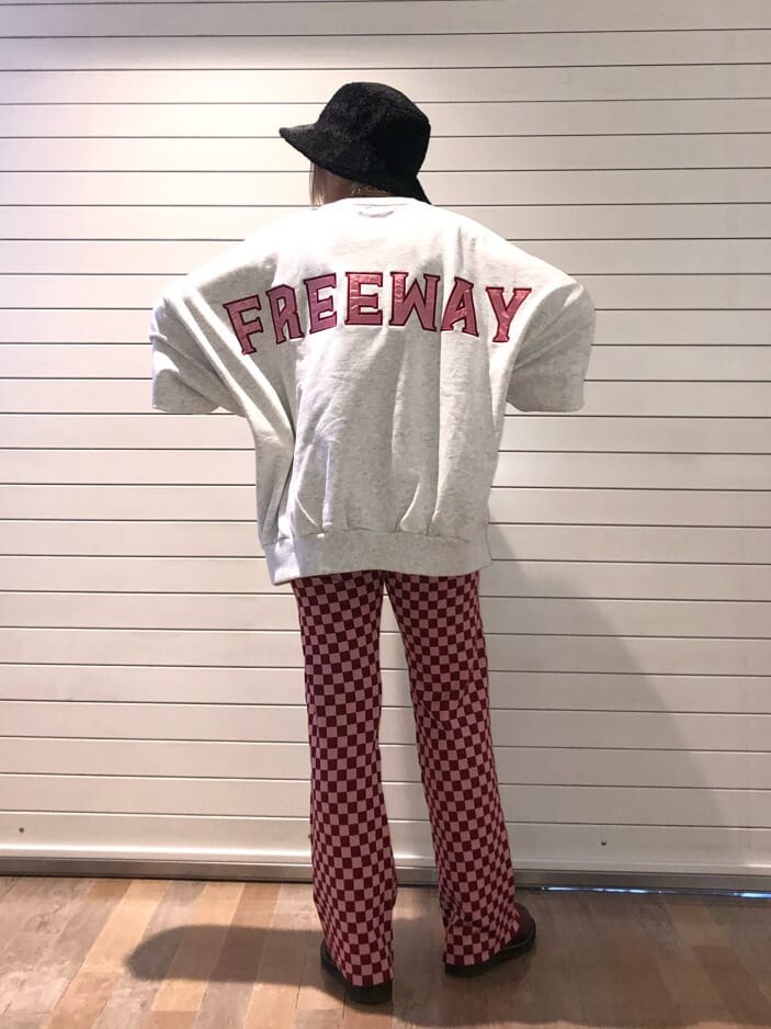 ブラック系のMA-1、ホワイト系のスウェット、レッド系のその他パンツを着用したレディースの秋コーディネートの4枚目の写真