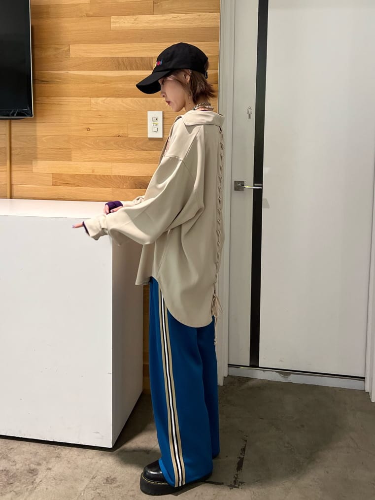 ブラック系のブーツ、ホワイト系のシャツ/ブラウス、パープル系のTシャツ/カットソーを着用したレディースの秋コーディネートの2枚目の写真