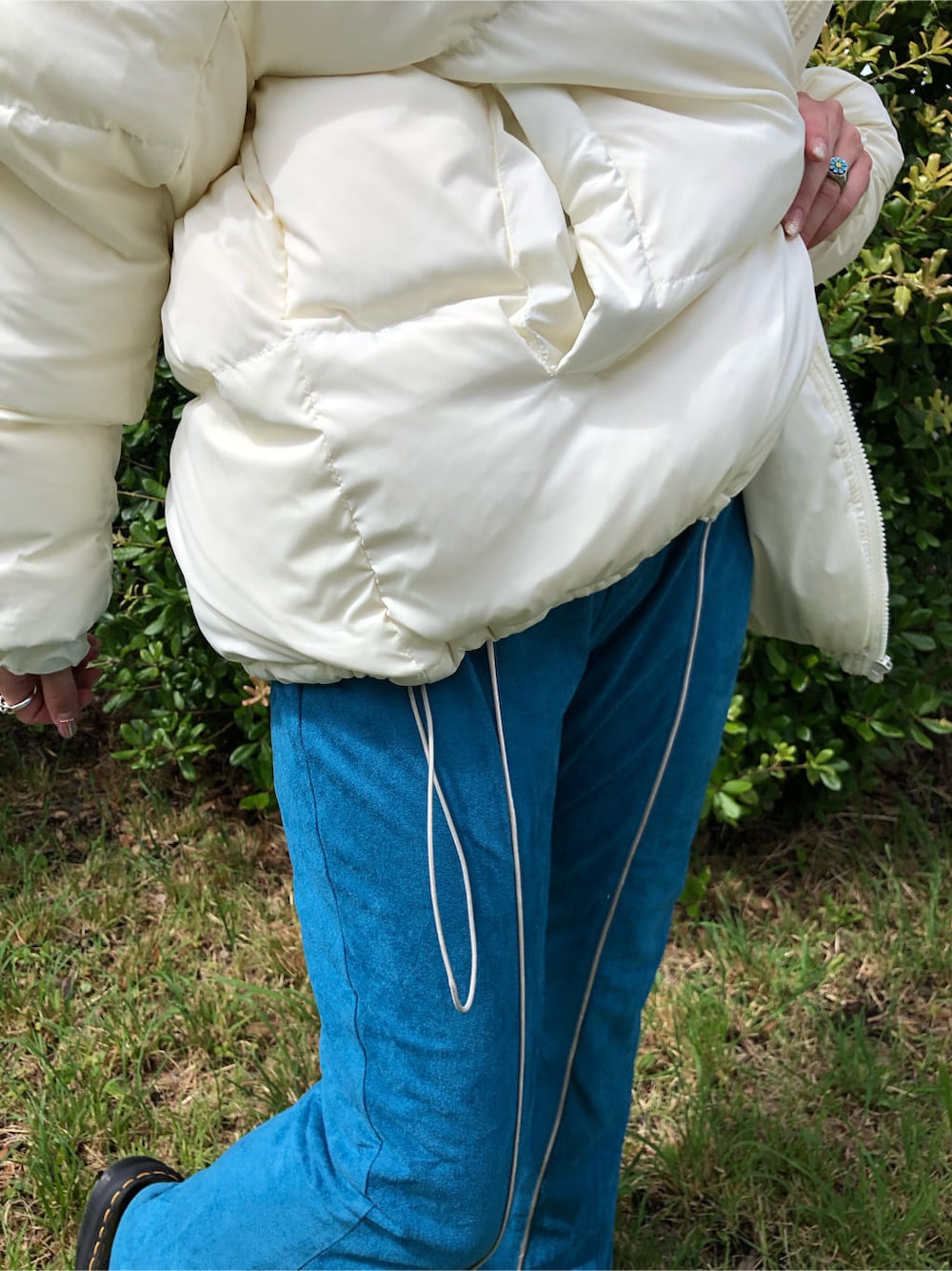 ブラック系のブーツ、ホワイト系のシャツ/ブラウス、ホワイト系のダウンジャケット/コートを着用したレディースの夏コーディネートの10枚目の写真