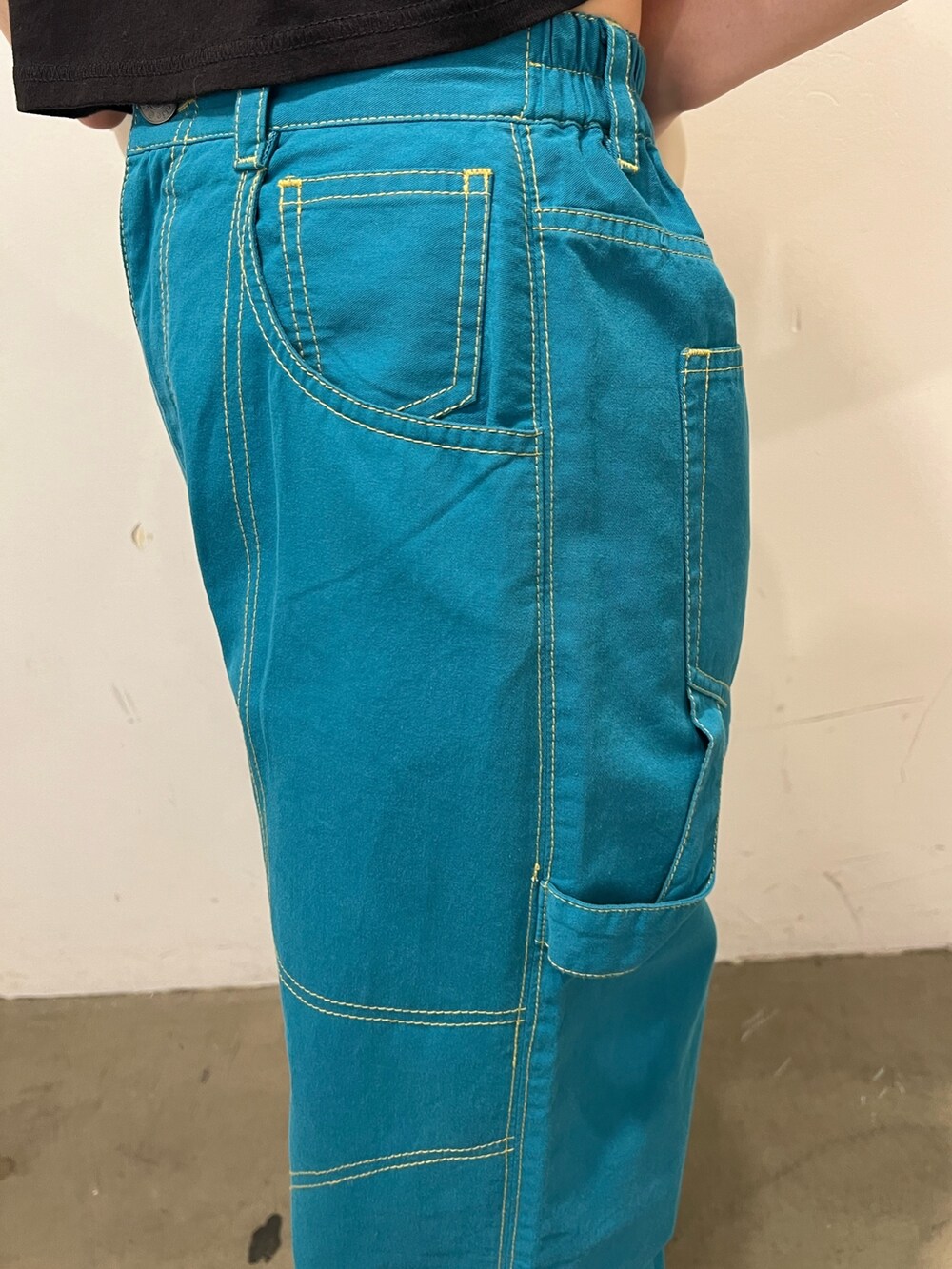 ブラック系のTシャツ/カットソー、ブルー系のその他パンツ、ホワイト系のメッセンジャーバッグを着用したレディースの夏コーディネートの8枚目の写真