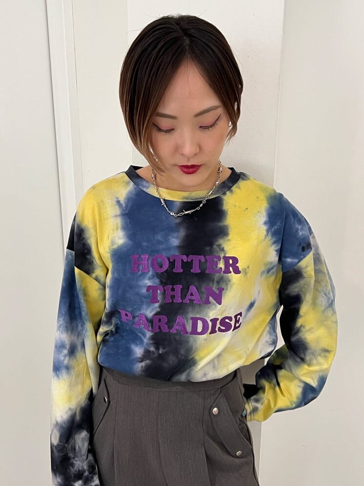 ブラック系のブーツ、ブルー系のTシャツ/カットソー、グレー系のその他パンツを着用したレディースの夏コーディネートの6枚目の写真