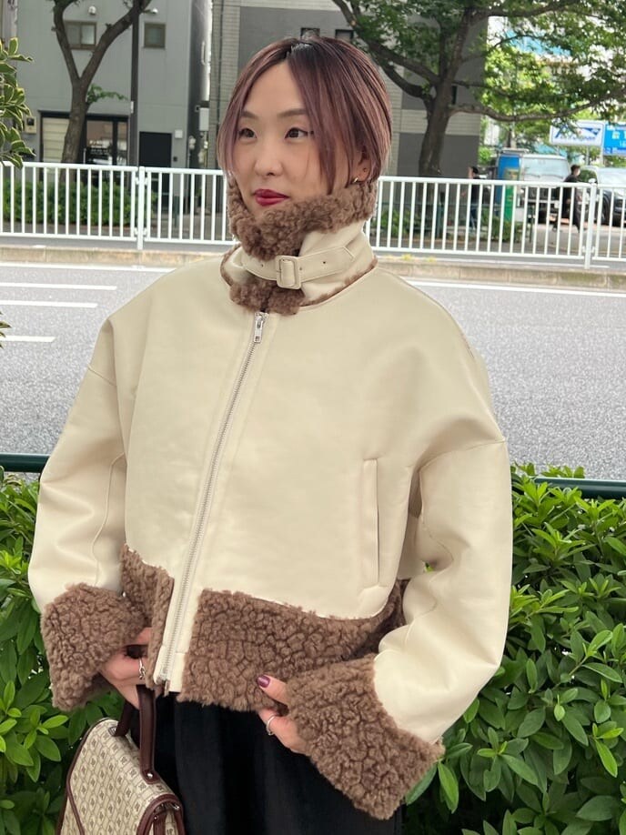 ブラウン系のハンドバッグ、ホワイト系のTシャツ/カットソー、ブラック系のその他パンツを着用したレディースの秋コーディネートの8枚目の写真