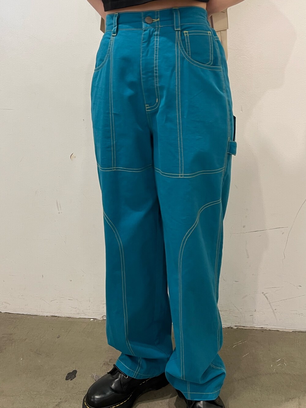 ブラック系のTシャツ/カットソー、ブルー系のその他パンツ、ホワイト系のメッセンジャーバッグを着用したレディースの夏コーディネートの6枚目の写真