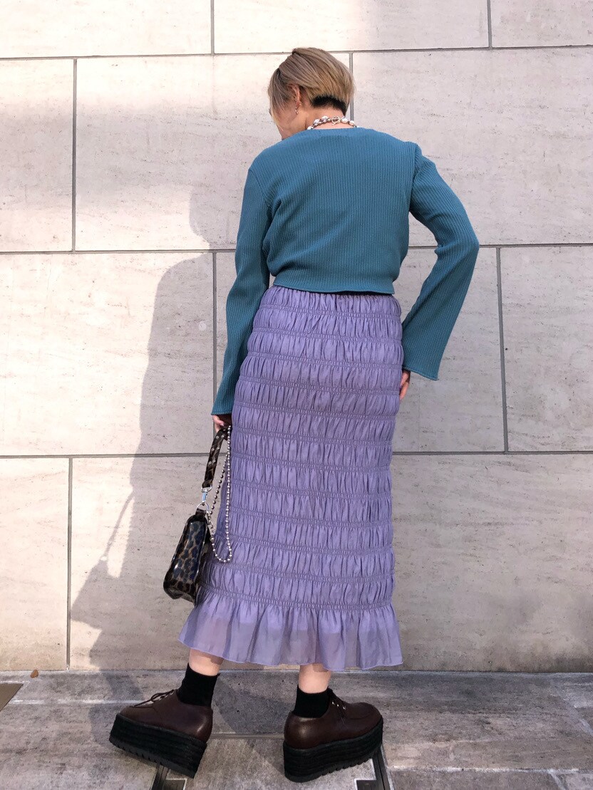 その他のショルダーバッグ、パープル系のスカート、ブラウン系のローファーを着用したレディースの春コーディネートの4枚目の写真