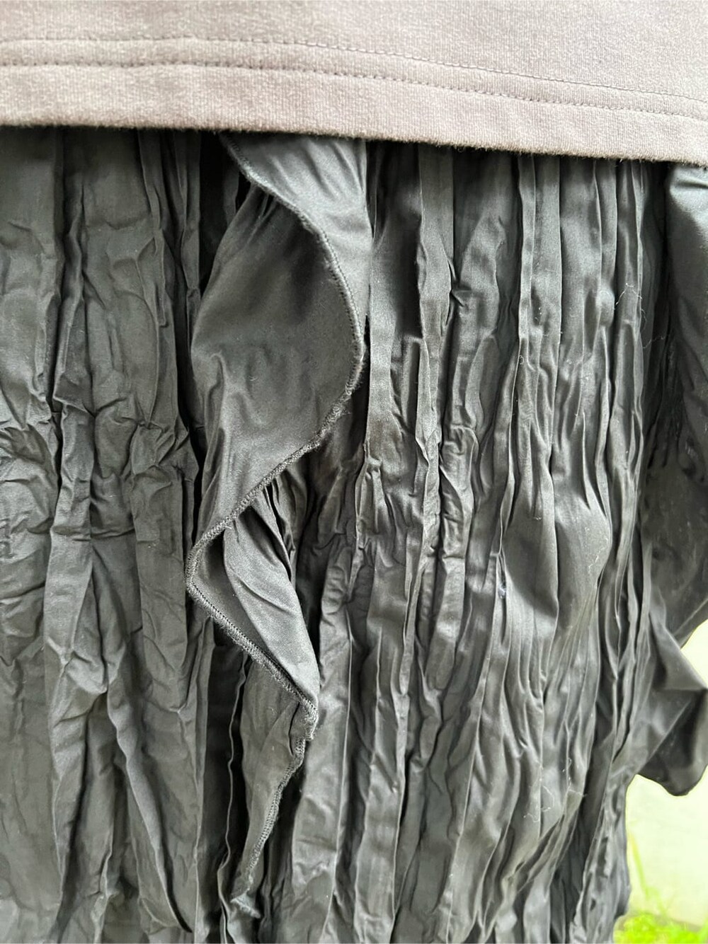 ブラック系のワンピース、ブラック系のトートバッグ、ブラック系のシャツ/ブラウスを着用したレディースの夏コーディネートの9枚目の写真