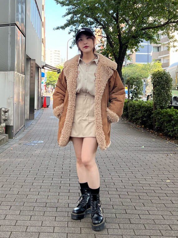 ブラック系のブーツ、ホワイト系のシャツ/ブラウス、ホワイト系のスカートを着用したレディースの秋コーディネートの2枚目の写真