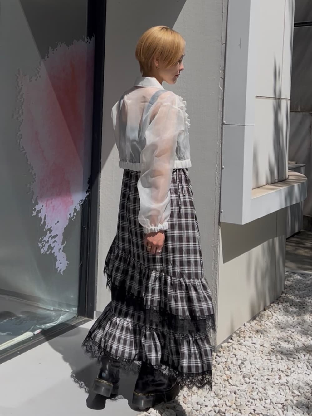 ブラック系のワンピース、ホワイト系のブルゾン、ブラック系のブーツを着用したレディースの夏コーディネートの4枚目の写真