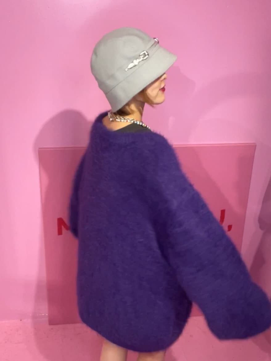 ブラック系のデニムパンツ、ブラック系のデニムパンツ、ブラック系のその他シューズを着用したレディースの秋コーディネートの4枚目の写真