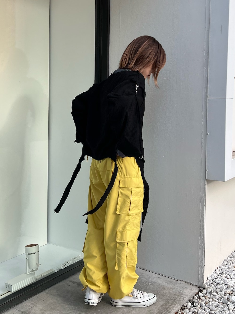 イエロー系のその他パンツ、パープル系のニット/セーター、ブラック系のシャツ/ブラウスを着用したレディースの冬コーディネートの4枚目の写真