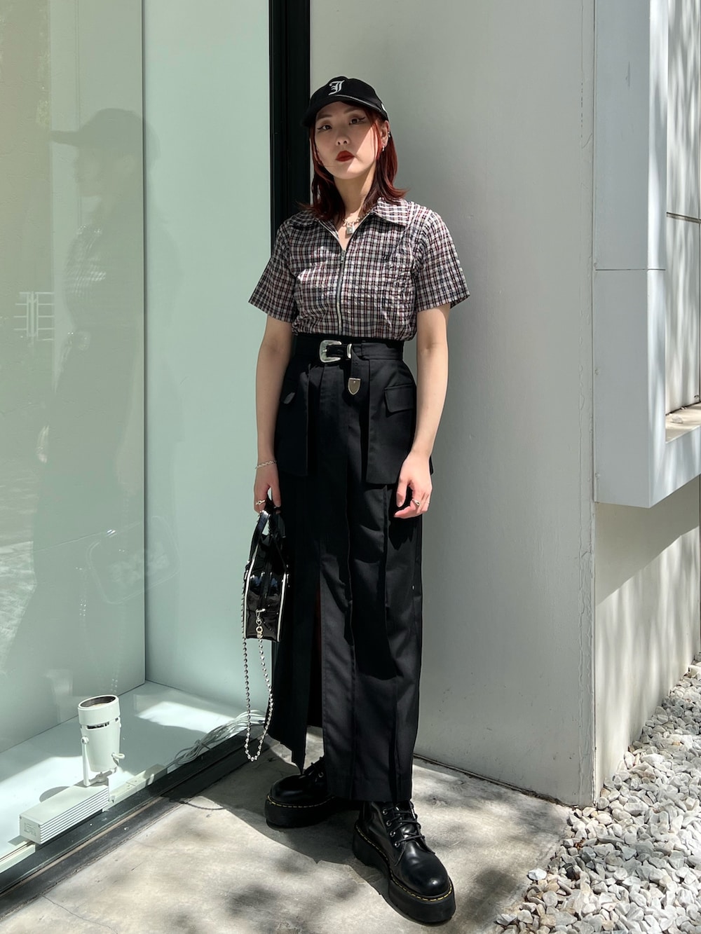 ブラック系のシャツ/ブラウス、ブラック系のボストンバッグ、ブラック系のスカートを着用したレディースの春コーディネートの2枚目の写真