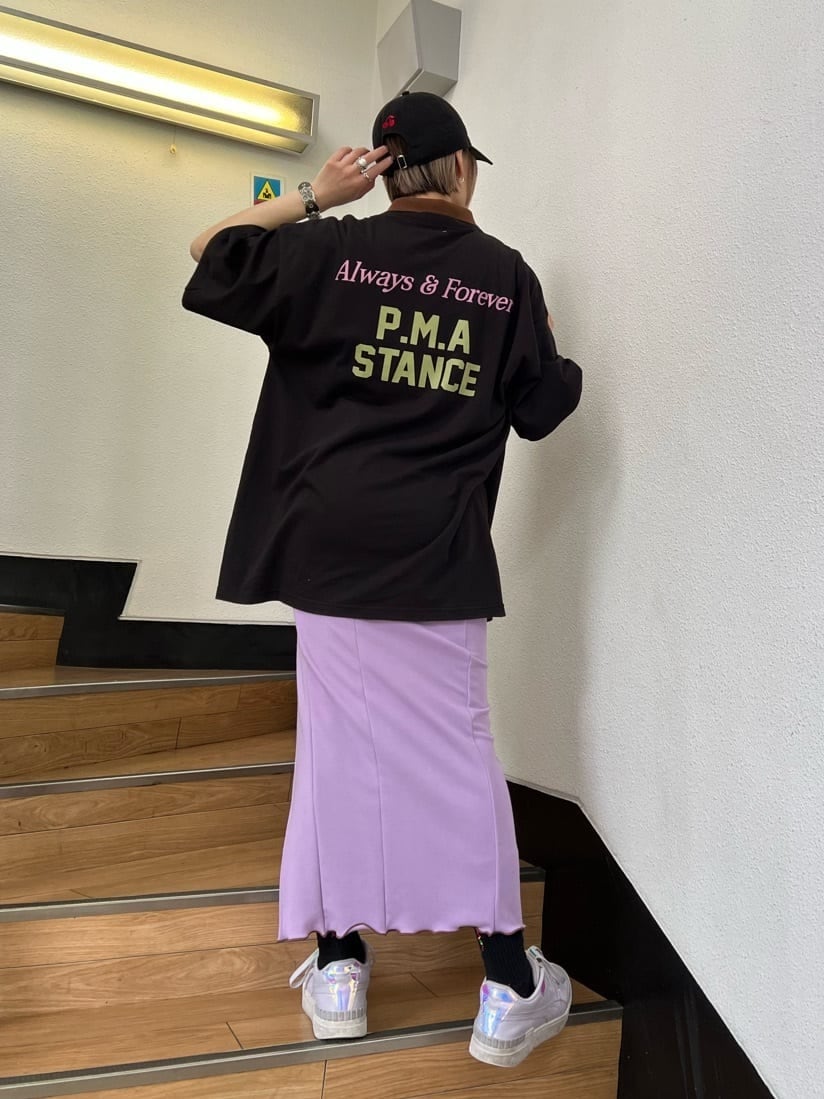 ブラック系のTシャツ/カットソー、パープル系のワンピース、ブラック系のキャップを着用したレディースの夏コーディネートの3枚目の写真