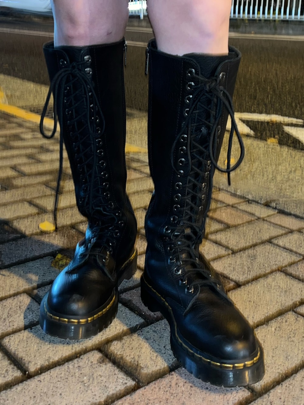 パープル系のニット/セーター、ブラック系のデニムパンツ、ホワイト系のハットを着用したレディースの冬コーディネートの10枚目の写真