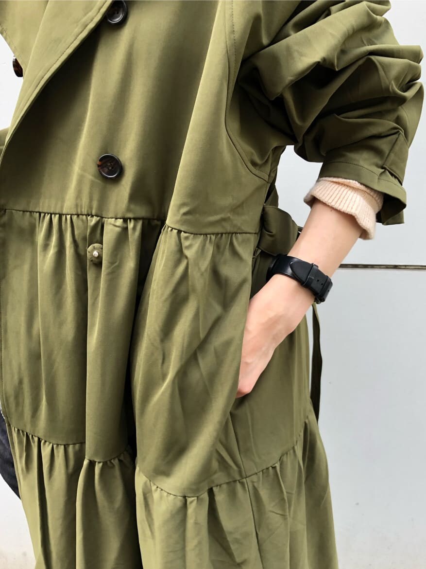 ブラック系のブーツ、ベージュ系のワンピース、ブラック系のその他パンツを着用したレディースの夏コーディネートの7枚目の写真