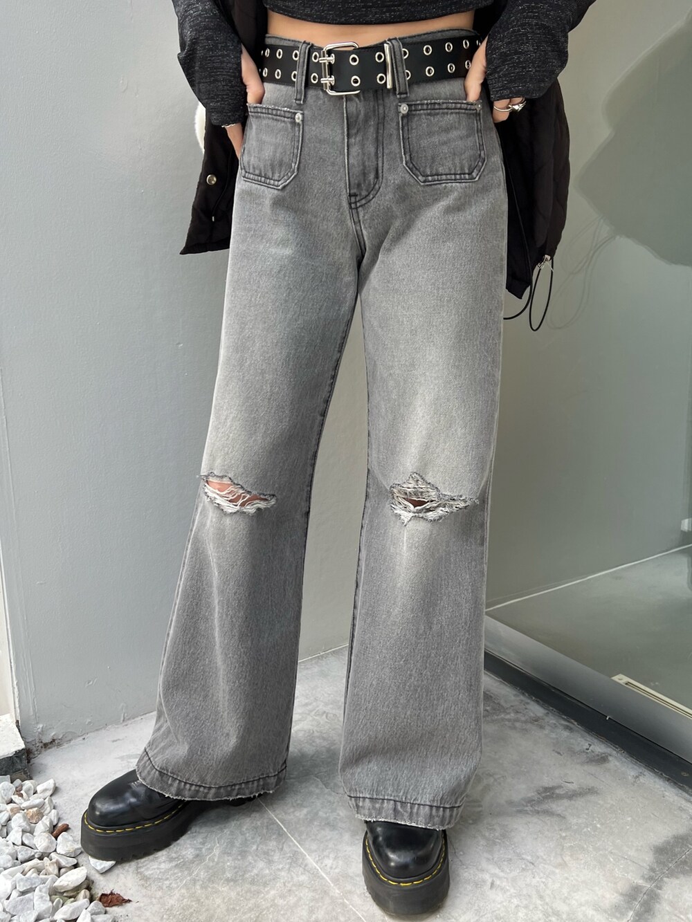 ブラック系のデニムパンツ、ブラック系のTシャツ/カットソー、ブラック系のその他アウターを着用したレディースの冬コーディネートの6枚目の写真