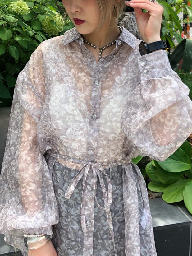 ブラック系のその他パンツ、その他のシャツ/ブラウス、ホワイト系のキャミソールを着用したレディースの夏コーディネートの4枚目の写真