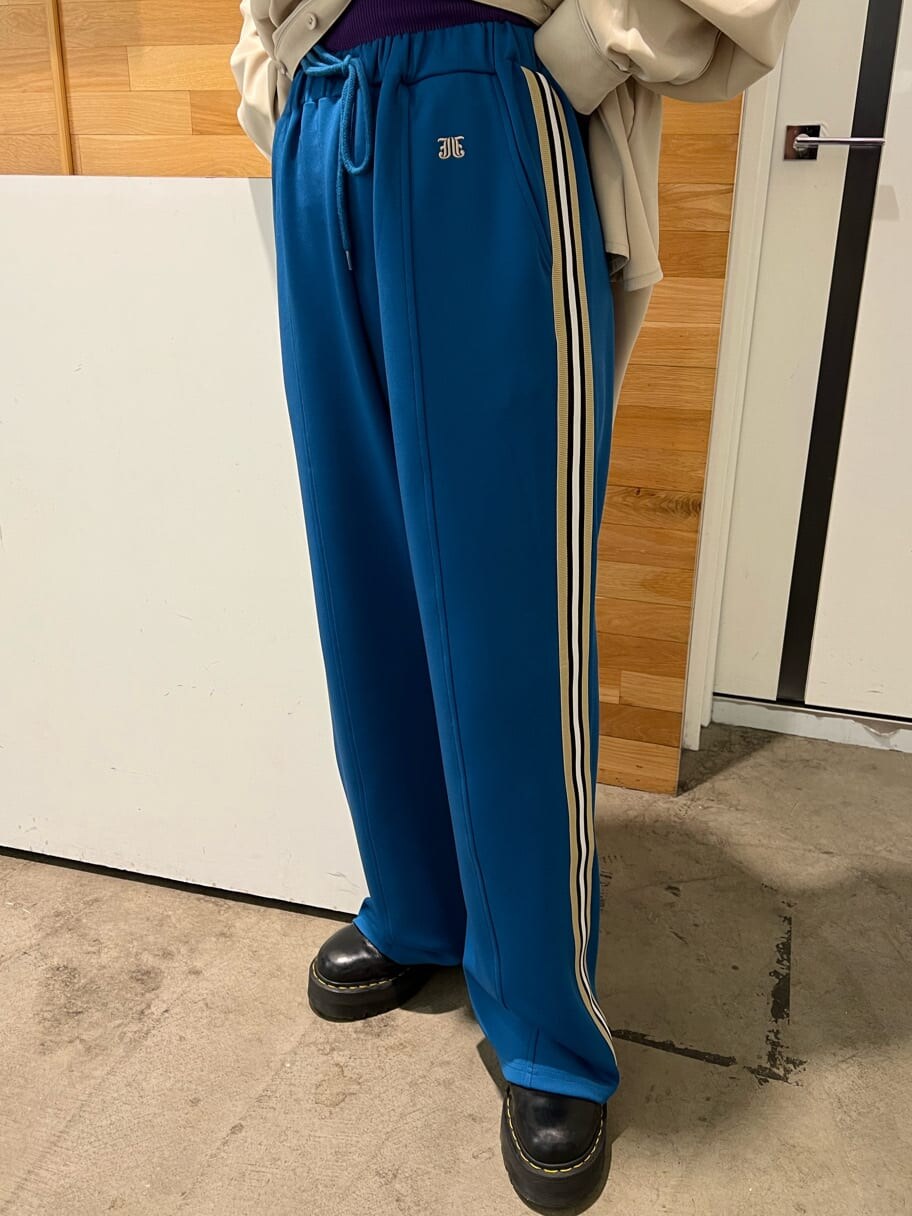 ブラック系のブーツ、ホワイト系のシャツ/ブラウス、パープル系のTシャツ/カットソーを着用したレディースの秋コーディネートの10枚目の写真