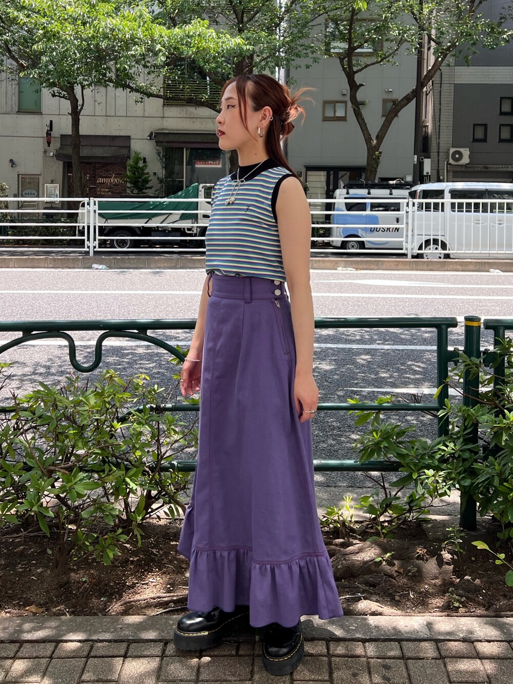 パープル系のニット/セーター、ホワイト系のシャツ/ブラウス、パープル系のワンピースを着用したレディースの夏コーディネートの5枚目の写真