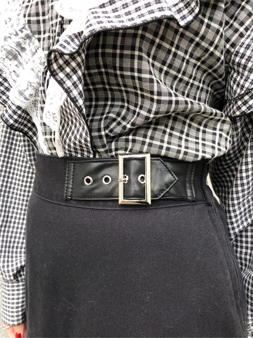 ブラック系のシャツ/ブラウス、ブラック系のスカート、ブラック系のライダースジャケットを着用したレディースの冬コーディネートの9枚目の写真