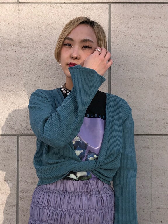 その他のショルダーバッグ、パープル系のスカート、ブラウン系のローファーを着用したレディースの春コーディネートの5枚目の写真