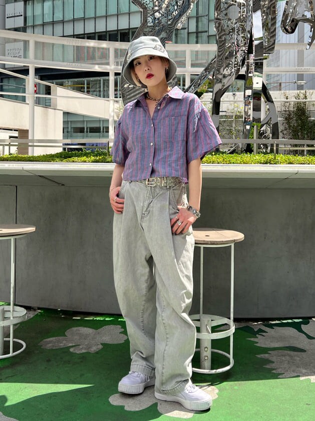 その他のシャツ/ブラウス、ブラック系のカーディガン/ボレロ、その他のベルトを着用したレディースの春コーディネートの5枚目の写真