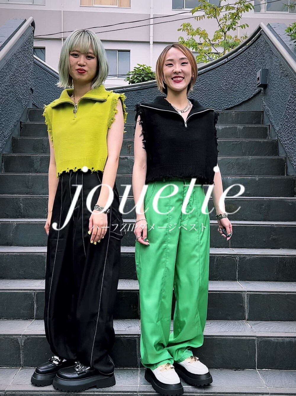 ホワイト系のその他シューズ、グリーン系のその他パンツ、ブラック系のベストを着用したレディースの秋コーディネートの2枚目の写真