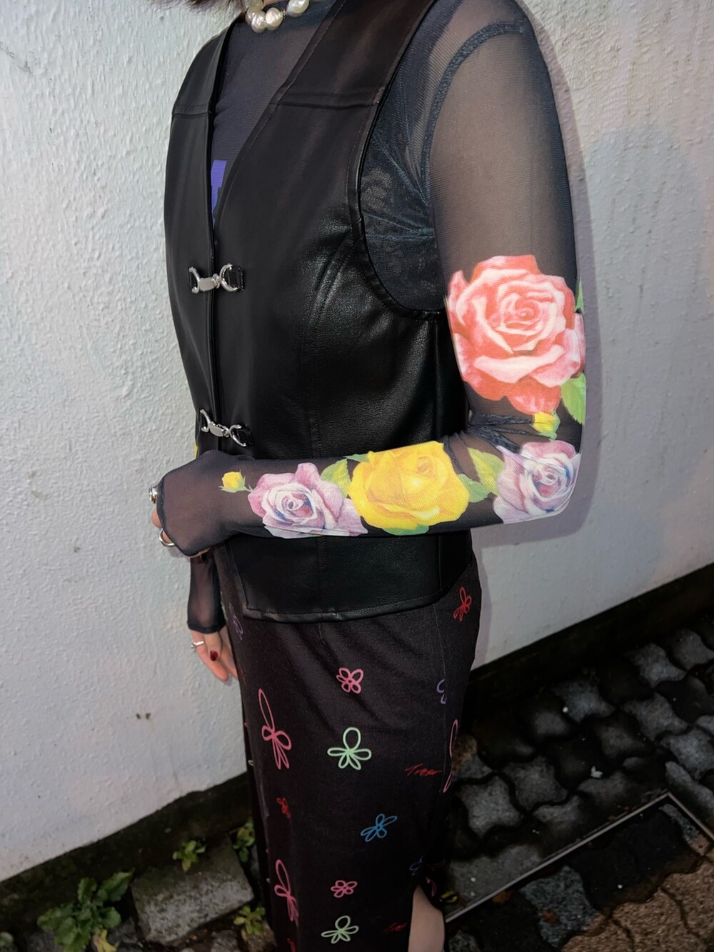 ブラック系のTシャツ/カットソー、ブラック系のベスト、ブラック系のスカートを着用したレディースの春コーディネートの8枚目の写真