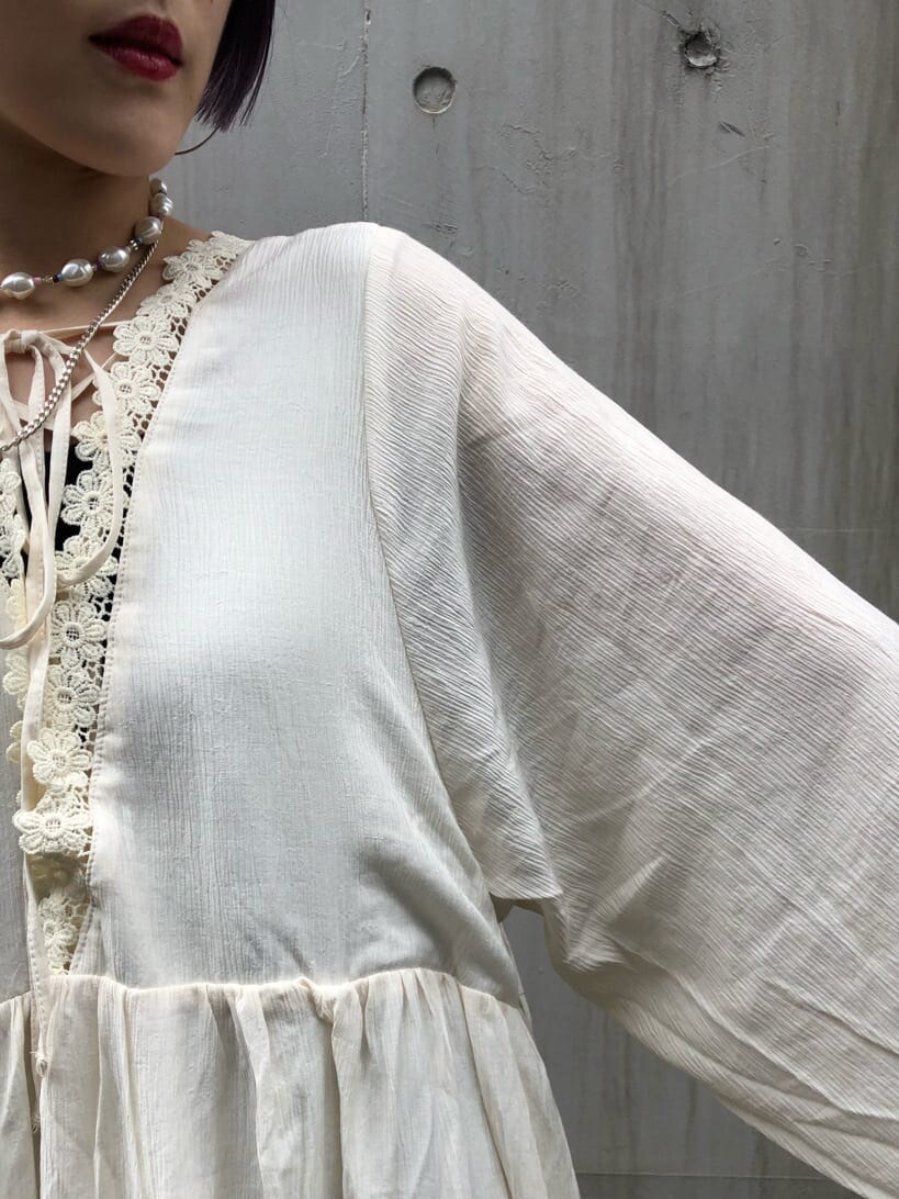 ホワイト系のワンピース、ホワイト系のパンプス、オレンジ系のハンドバッグを着用したレディースの夏コーディネートの8枚目の写真