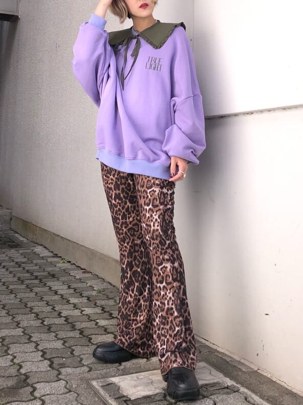 パープル系のスウェットを着用したレディースの冬コーディネートの2枚目の写真