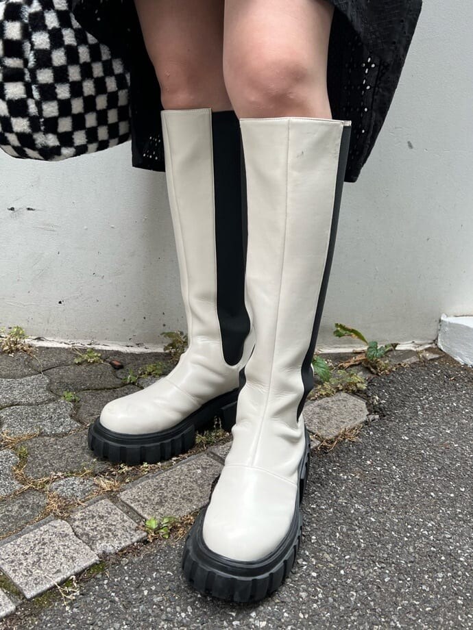 グリーン系のキャミソール、ホワイト系のブーツ、ブラック系のシャツ/ブラウスを着用したレディースの夏コーディネートの9枚目の写真