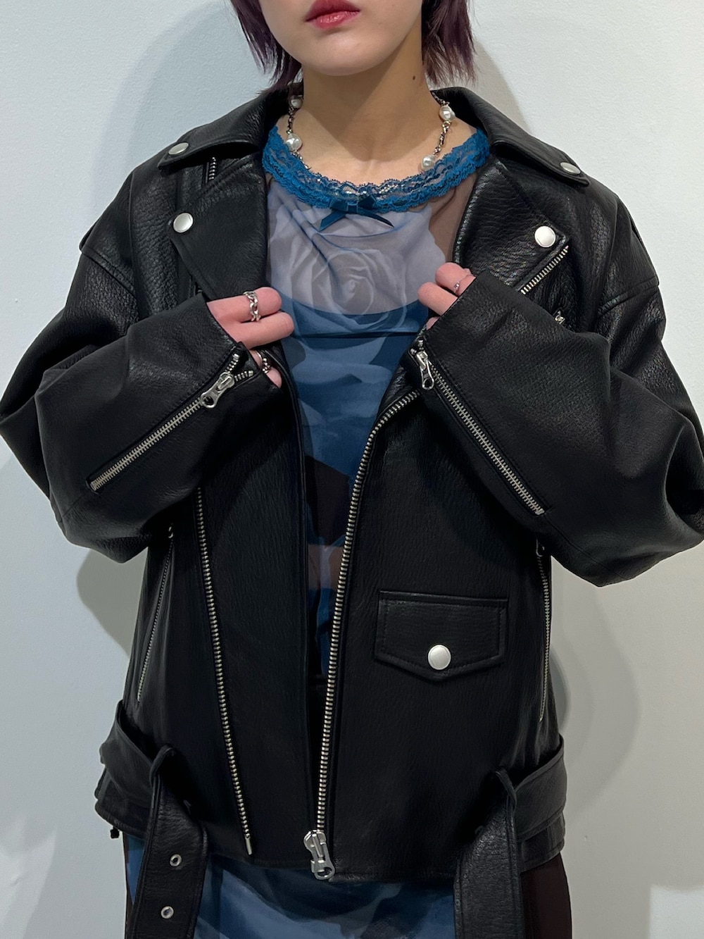 ブラック系のローファー、ブラック系のライダースジャケット、ブラウン系のTシャツ/カットソーを着用したレディースの春コーディネートの7枚目の写真