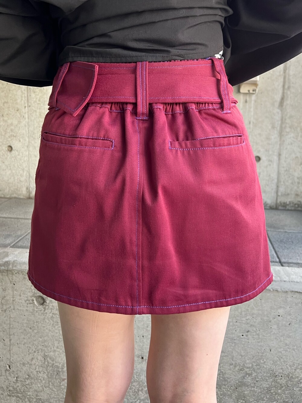 ブラック系のシャツ/ブラウス、レッド系のその他パンツを着用したレディースの冬コーディネートの10枚目の写真