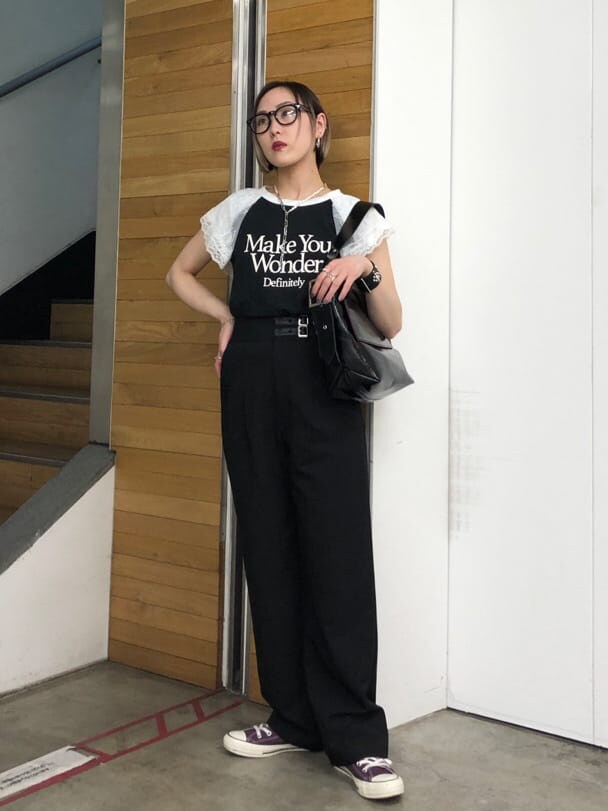 ブラック系のTシャツ/カットソー、ブラック系のハンドバッグ、ブラック系のその他パンツを着用したレディースの夏コーディネートの5枚目の写真