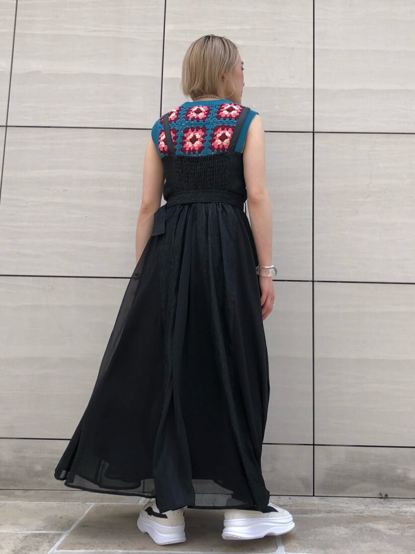 ホワイト系のスニーカー、ブラック系のワンピース、ブルー系のベストを着用したレディースの夏コーディネートの4枚目の写真