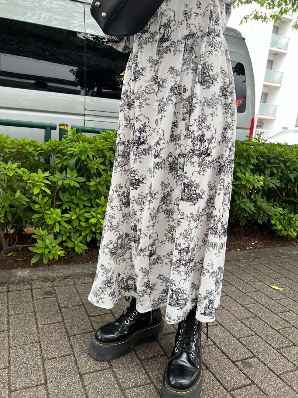 ブラック系のその他シューズ、ホワイト系のワンピース、ブラック系のキャップを着用したレディースの夏コーディネートの8枚目の写真