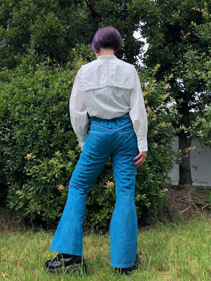 ブラック系のブーツ、ホワイト系のシャツ/ブラウス、ホワイト系のダウンジャケット/コートを着用したレディースの夏コーディネートの4枚目の写真