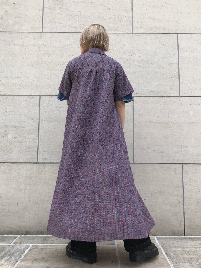 ブラック系のブーツ、ブルー系のワンピース、ブラック系のデニムパンツを着用したレディースの夏コーディネートの4枚目の写真