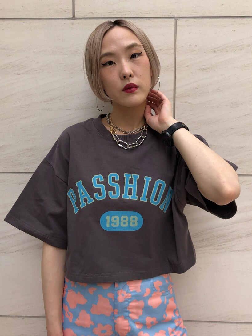 ブラック系のTシャツ/カットソー、ホワイト系のブーツ、ブルー系のその他パンツを着用したレディースの夏コーディネートの4枚目の写真