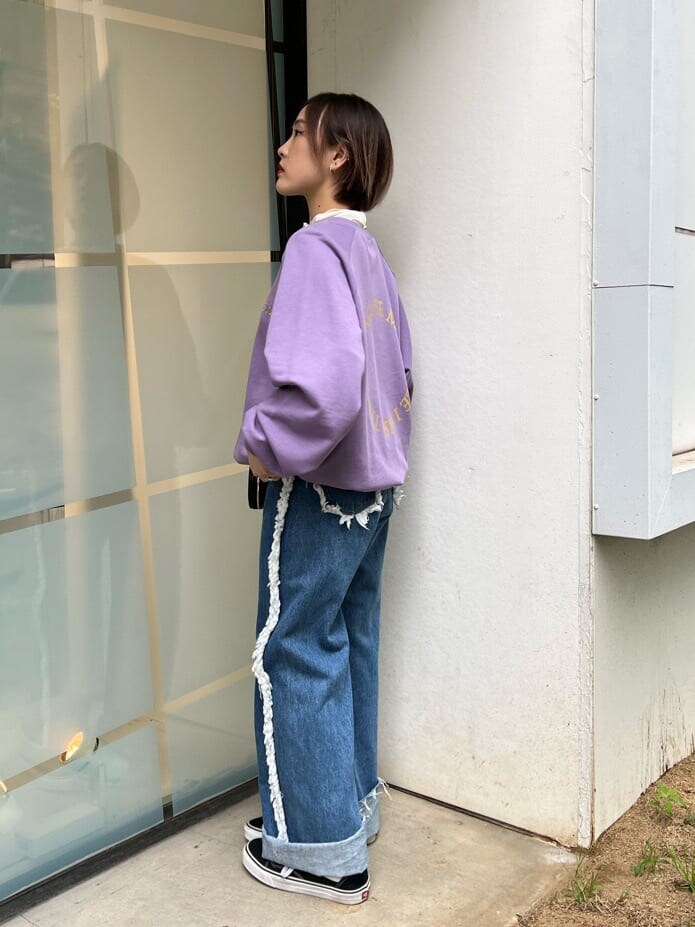 ホワイト系のTシャツ/カットソー、ブラック系のハンドバッグ、ブルー系のデニムパンツを着用したレディースの夏コーディネートの3枚目の写真