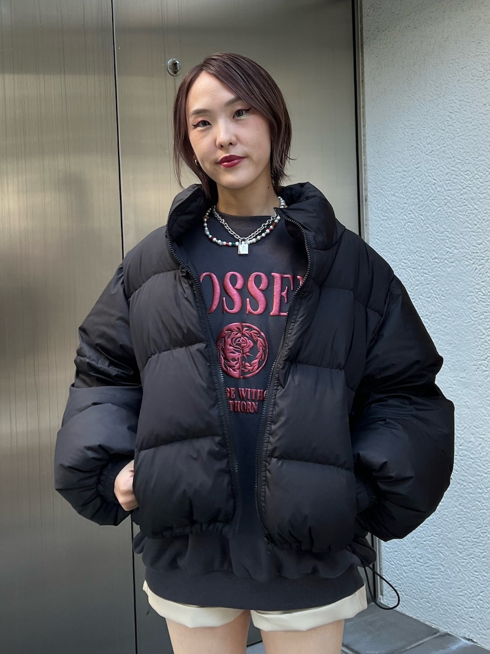 ブラック系のブルゾン、ブラック系のスウェット、ホワイト系のその他パンツを着用したレディースの冬コーディネートの5枚目の写真