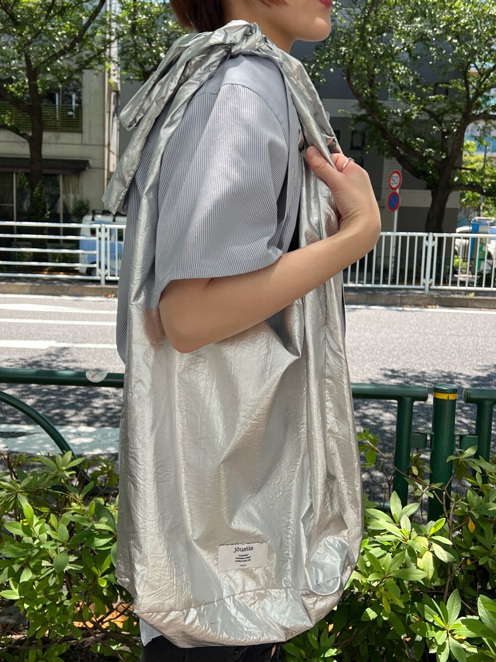 ブルー系のシャツ/ブラウス、ブラック系のデニムパンツ、ブラック系のドレスシューズを着用したレディースの夏コーディネートの9枚目の写真