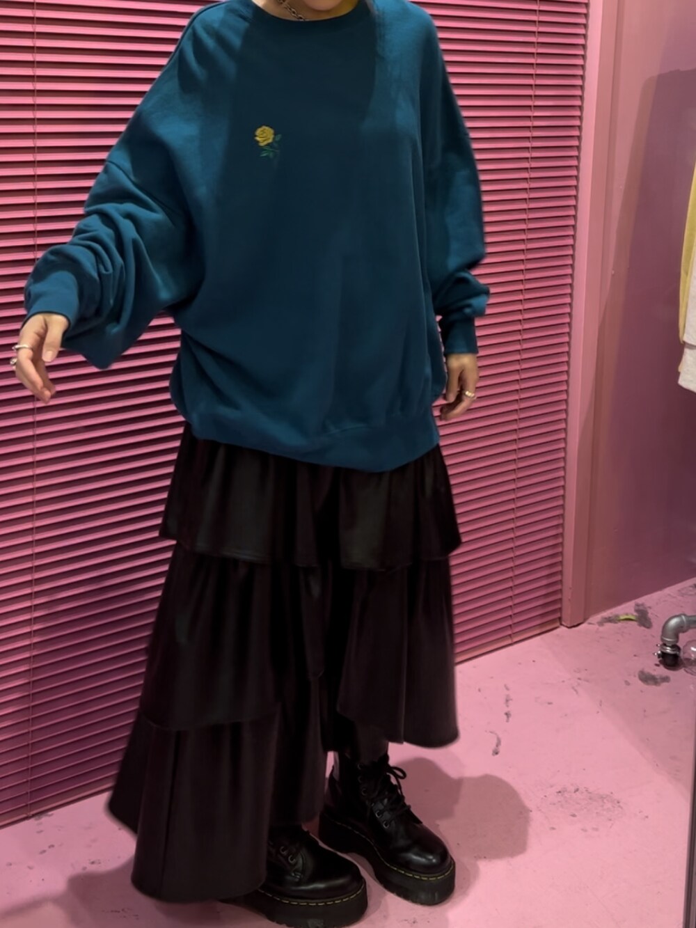 ブルー系のTシャツ/カットソー、ブラック系のスカート、ブラック系のブーツを着用したレディースの秋コーディネートの5枚目の写真