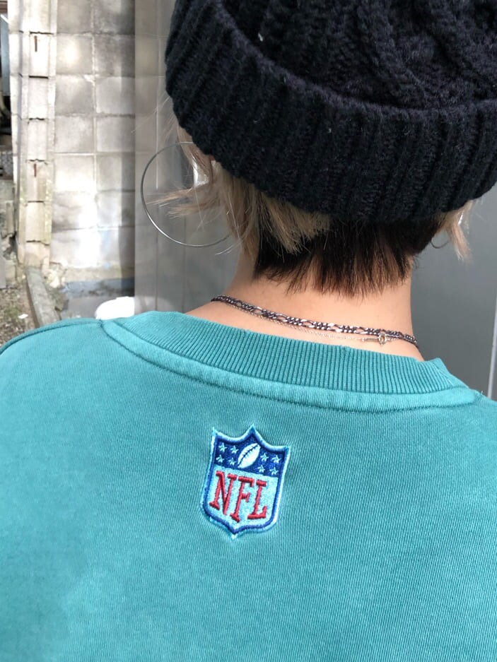 グリーン系のスウェット、ブラック系のスラックス、ブラック系のニットキャップ/ビーニーを着用したレディースの秋コーディネートの6枚目の写真