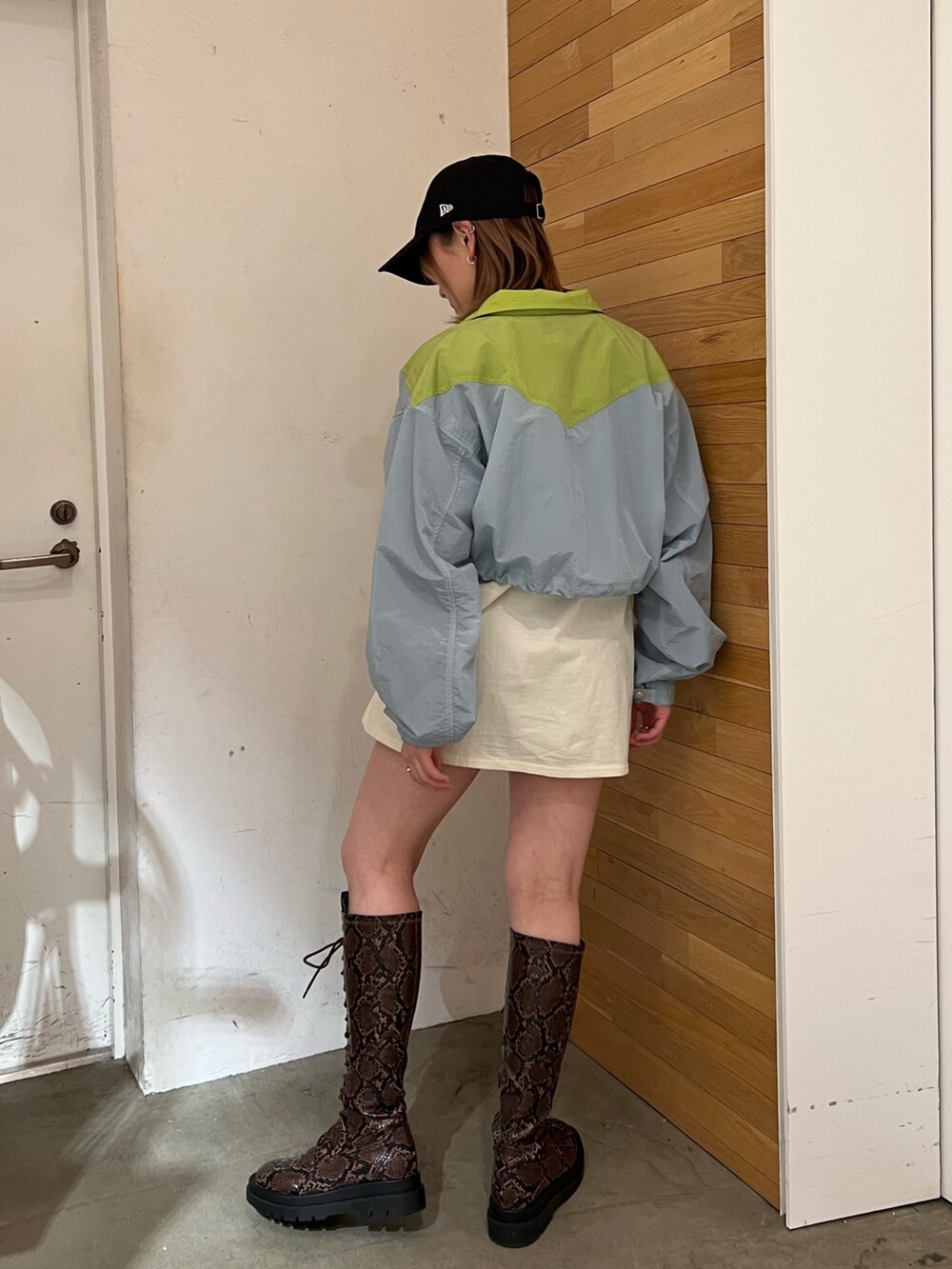 ブルー系のブルゾン、ホワイト系のTシャツ/カットソー、その他のブーツを着用したレディースの春コーディネートの3枚目の写真