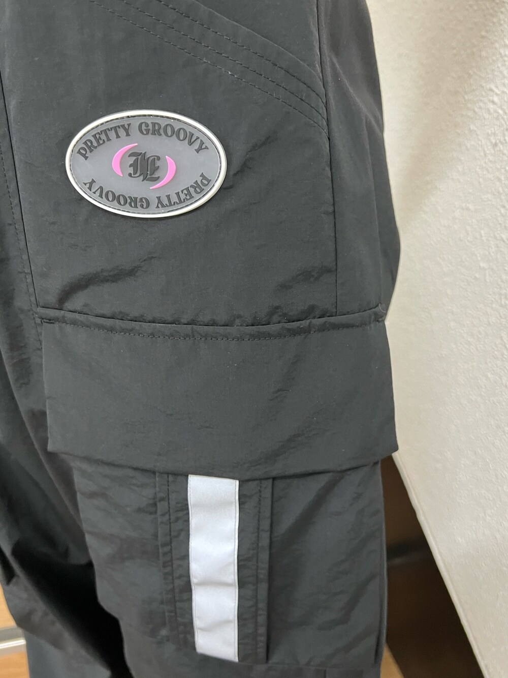 ブラック系のカーゴパンツ、パープル系のカーディガン/ボレロ、ブラック系のキャップを着用したレディースの春コーディネートの8枚目の写真