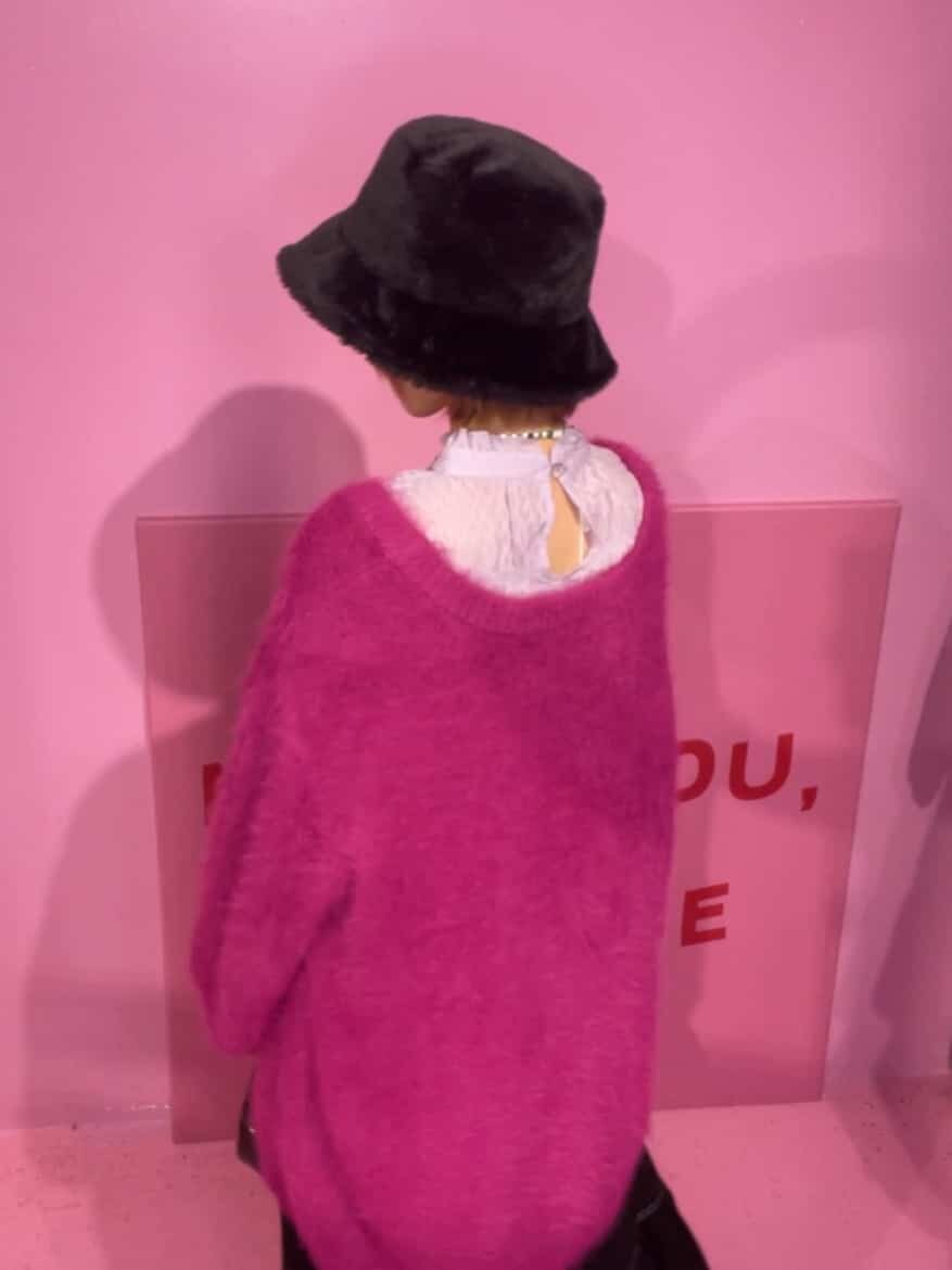 ブラック系のワンピース、パープル系のシャツ/ブラウス、ピンク系のカーディガン/ボレロを着用したレディースの秋コーディネートの5枚目の写真