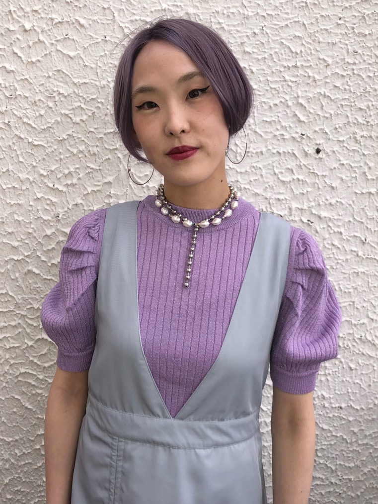 その他のローファー、ブルー系のワンピース、パープル系のニット/セーターを着用したレディースの春コーディネートの5枚目の写真