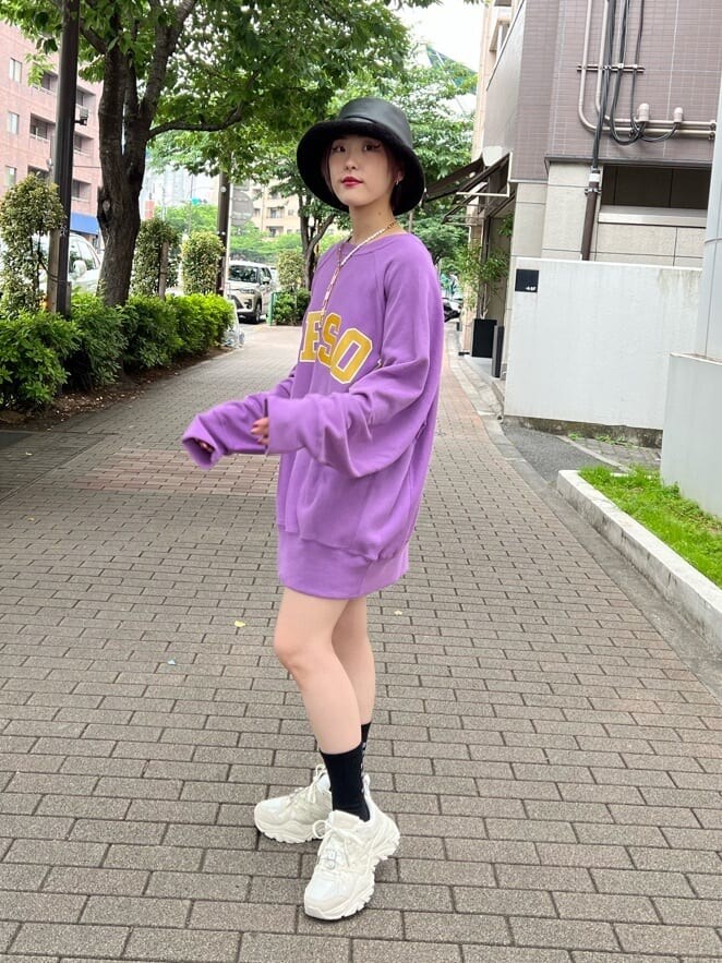 ブラック系のデニムパンツ、ホワイト系のスニーカー、パープル系のスウェットを着用したレディースの夏コーディネートの10枚目の写真