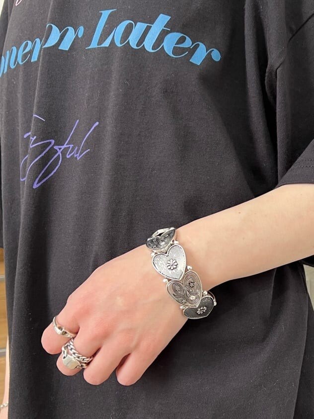 ブラック系のTシャツ/カットソー、パープル系のワンピース、ブラック系のキャップを着用したレディースの夏コーディネートの9枚目の写真