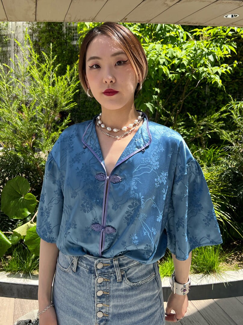 ブルー系のデニムパンツ、ホワイト系のキャミソール、ブルー系のシャツ/ブラウスを着用したレディースの春コーディネートの6枚目の写真